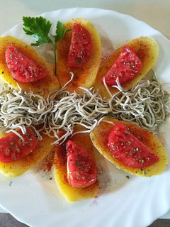 Una foto de Patatas con gulas