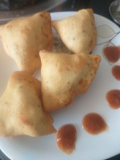 સમોસા (Samosa Recipe in Gujarati) રેસીપી મુખ્ય ફોટો