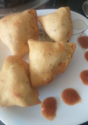 સમોસા (Samosa Recipe in Gujarati) રેસીપી મુખ્ય ફોટો