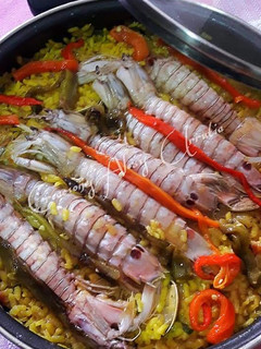 Una foto de Arroz con almejas y galeras como acompañamiento