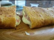 Una foto de calzone de verdura