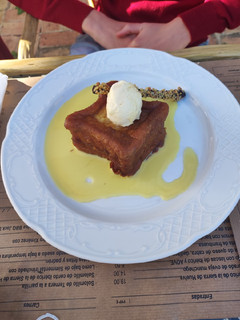 Una foto de Torrija con miel y helado