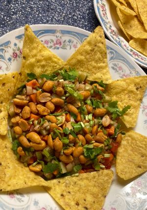 A picture of Nachos with salsa salad 🥗.
