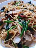 สปาเกตตีผัดพริกแห้งกระเทียมใส่ผักปวยเล้ง (Spinach Peperoncino)