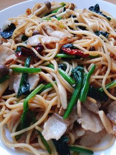 รูปของ สปาเกตตีผัดพริกแห้งกระเทียมใส่ผักปวยเล้ง (Spinach Peperoncino)