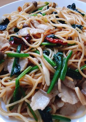 รูปของ สปาเกตตีผัดพริกแห้งกระเทียมใส่ผักปวยเล้ง (Spinach Peperoncino)
