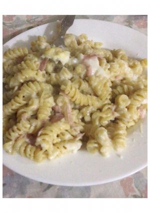 Una foto de Fideos tirabuzones con salsa blanca y jamón 🍝🍜