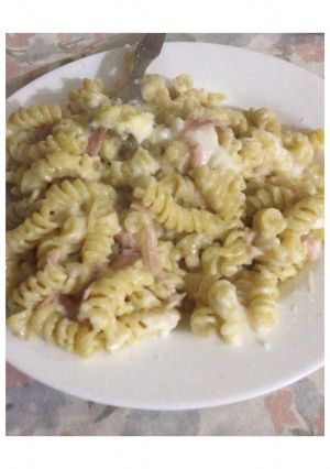 Una foto de Fideos tirabuzones con salsa blanca y jamón 🍝🍜