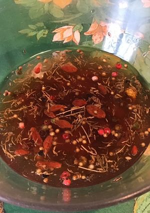 Une photo de Marinade prune, absinthe, raisins et épices (pour gibier)
