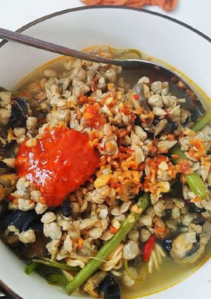 Hình của món Mì ốc hến chua cay đậm đà.