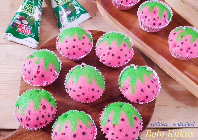 Cara Gampang Membuat Bolu Kukus Karakter Strawberry, Enak Banget