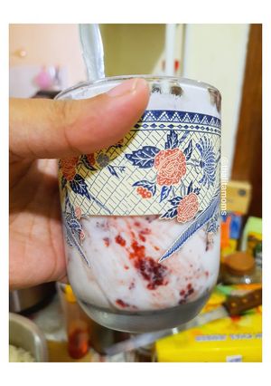 Foto resep Yogurt plain dimakan pakai selai Strawberry