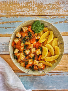 Una foto de Tofu en salsa picante con patatas al micro
