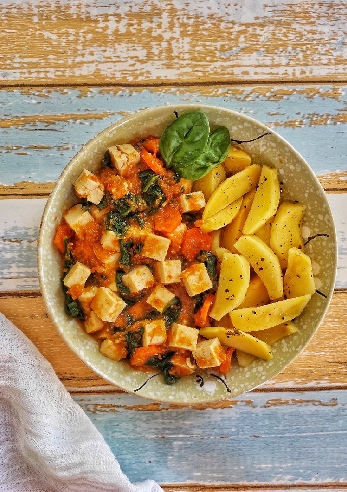 Una foto de Tofu en salsa picante con patatas al micro