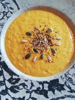 Una foto de Crema de calabaza dulce y puerros