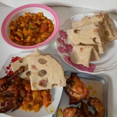 A picture of Sudan kubza & fried chicken.