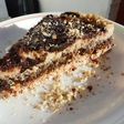 Tarta crudista de nueces, pasas, ciruelas y amapola