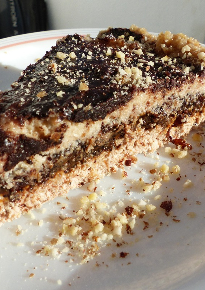Una foto de Tarta crudista de nueces, pasas, ciruelas y amapola