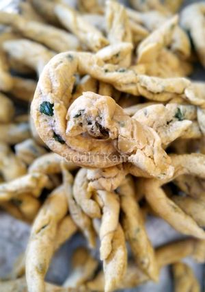 મેથીના વણેલા ગાંઠિયા (Methi Vanela Ganthiya Recipe In Gujarati) રેસીપી મુખ્ય ફોટો