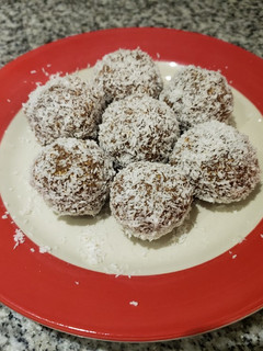 Una foto de Trufas de avena banana y choco aptas aplv