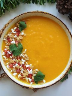 Una foto de Crema de calabaza y mango