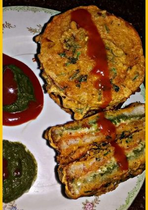A picture of Cheesy Sandwich Pakoda.