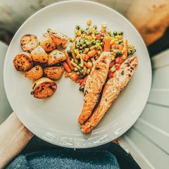 A picture of Vegetables with salmon 🐟.