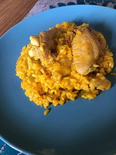 Una foto de Paella de pollo con chorizo a mi estilo 😋