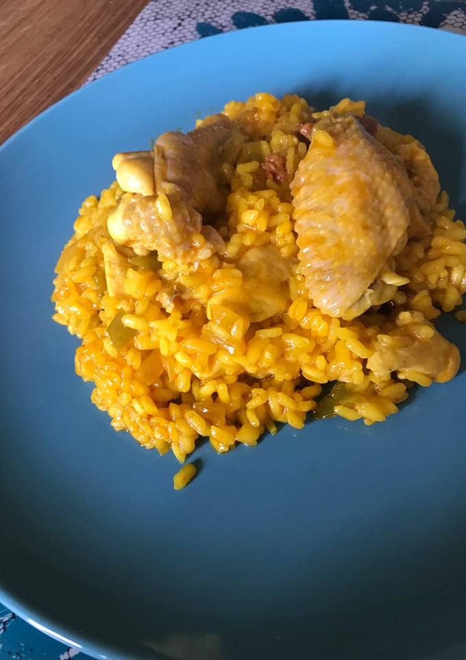 Una foto de Paella de pollo con chorizo a mi estilo 😋
