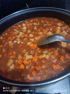 Una foto de Papa, zanahoria y calabacita verde en puré de tomate y chipotle