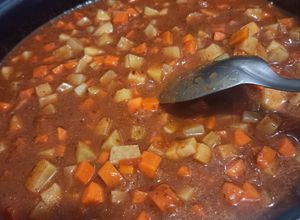 Una foto de Papa, zanahoria y calabacita verde en puré de tomate y chipotle