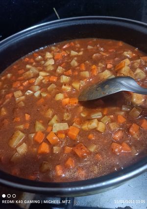 Una foto de Papa, zanahoria y calabacita verde en puré de tomate y chipotle