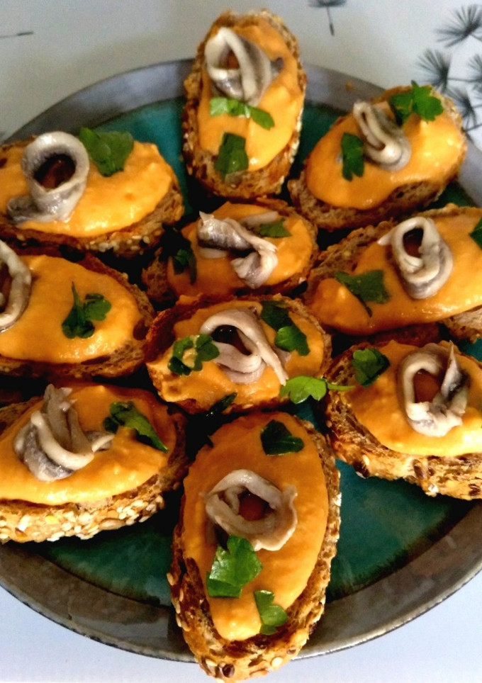 Una foto de Tostas de porra antequerana y boquerón