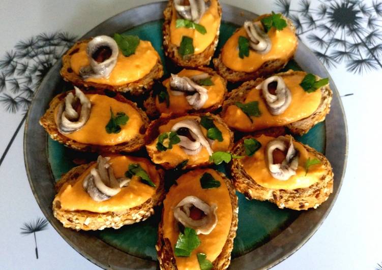 Tostas de porra antequerana y boquerón
