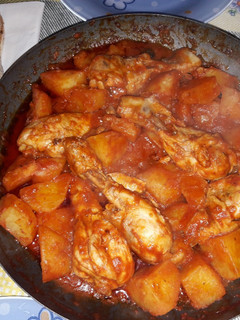 Una foto de Delicioso Pollo en jugo de tomate acompañado de Papas y olivas negras