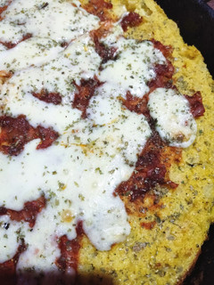 Una foto de Pizza con masa de polenta - vegetariano- sin tacc