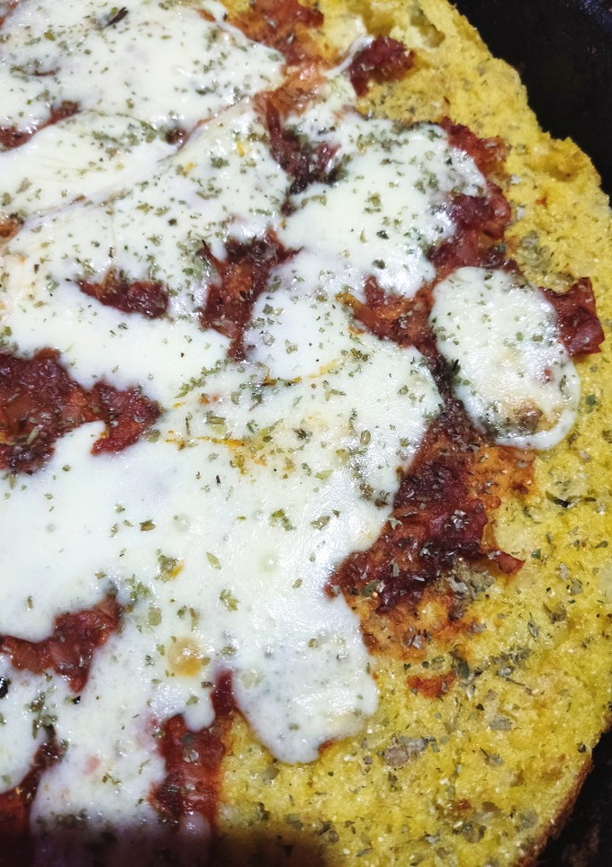 Una foto de Pizza con masa de polenta - vegetariano- sin tacc