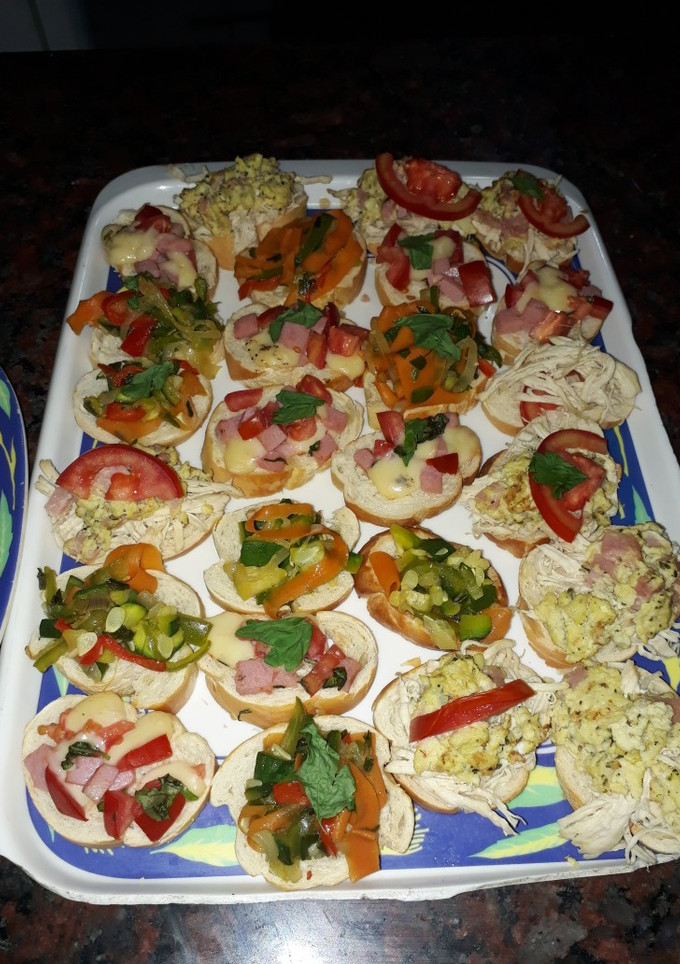 Una foto de Bruschetas varias