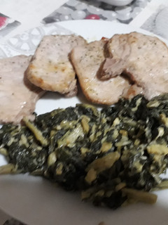 Una foto de Chuletas de lomo y acelgas revueltas