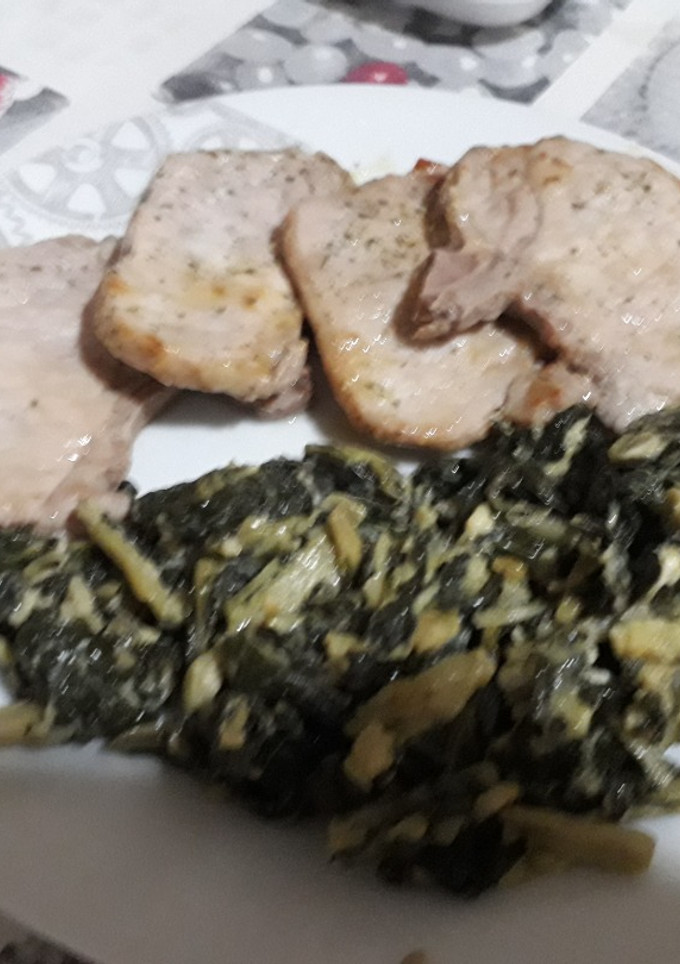Una foto de Chuletas de lomo y acelgas revueltas