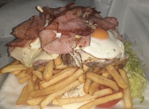 Una foto de Chivito al plato Uruguayo