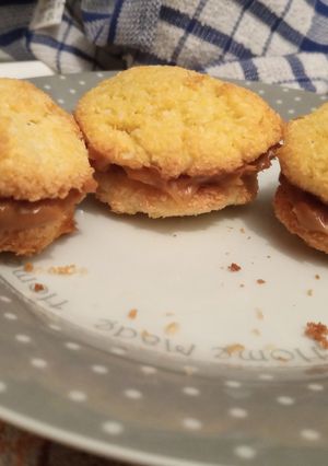 Una foto de Alfajorcitos de coco y dulce de leche