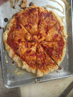 Una foto de Pizza esponjosa completa súper fácil y deliciosa