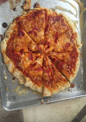 Una foto de Pizza esponjosa completa súper fácil y deliciosa