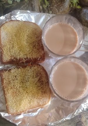 A picture of My favourite dish Crunchy onina and tomato cheese toast.