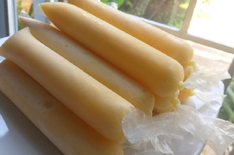 Bagaimana Menyiapkan Es lilin jeruk susu, Enak