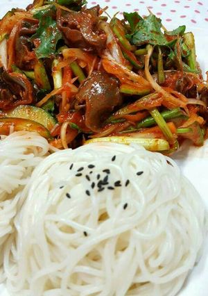 Hình của món Salad ốc ~Mì trộn salad ốc 골뱅이무침 골뱅이비빔면.