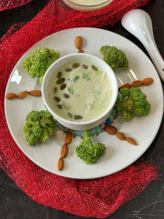 બ્રોકોલી આલમંડ સૂપ(broccoli almond soup recipe in Gujrati) રેસીપી મુખ્ય ફોટો