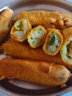 ஸ்டஃப்டு மிளகாய் பஜ்ஜி(stuffed chilli bajji recipe in tamil) செய்முறை முக்கிய புகைப்படம்