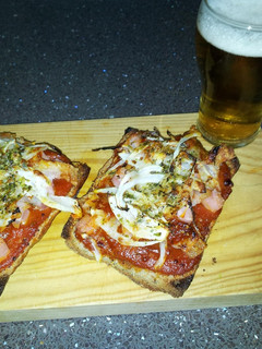 Foto principal de Pan pizza de jamon bacon cebolla y salsa barbacoa